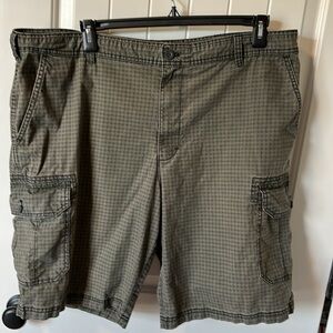 IZOD 100% cotton size 42 cargo shorts Green/black small check Good shape 1 stain